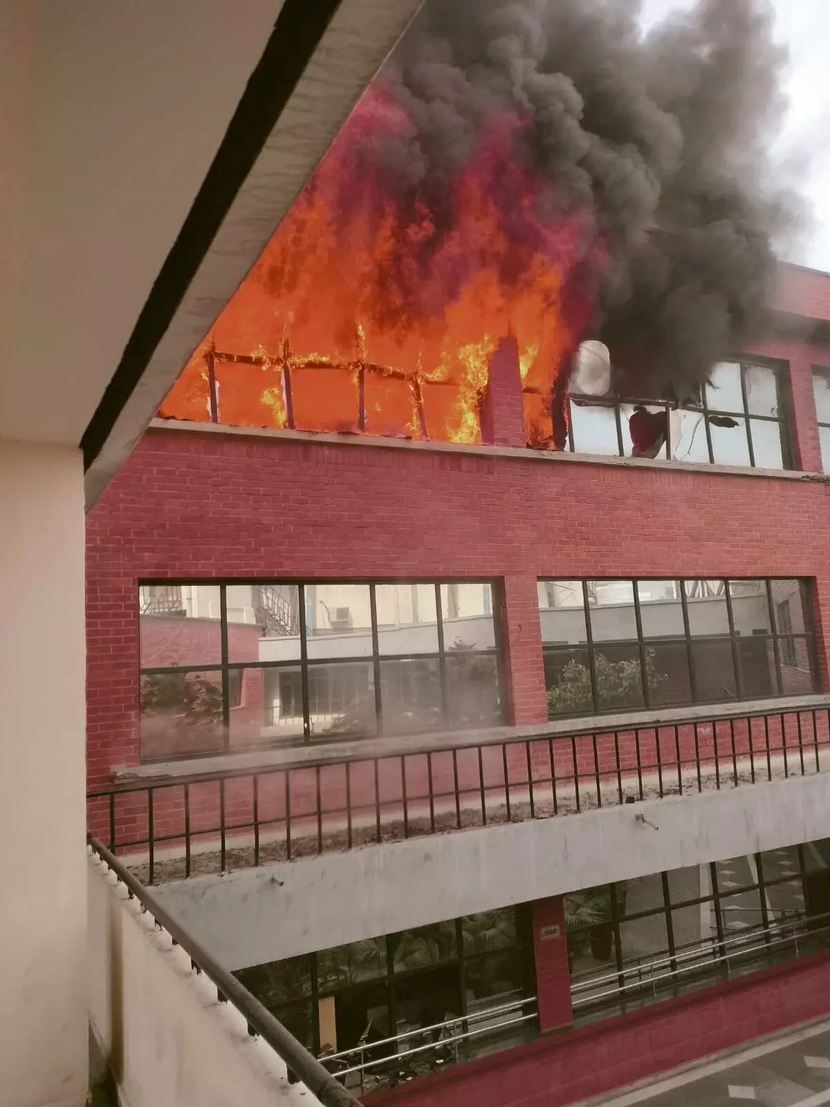 ഡല്ഹി കോളേജില് വന് തീപിടിത്തം (വിഡിയോ) ഡല്ഹി കോളേജില് വന് തീപിടിത്തം (വിഡിയോ)