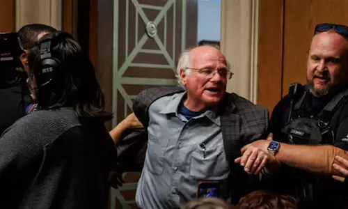 ഗസയിലെ വംശഹത്യക്കെതിരെ യുഎസ് സെനറ്റില്‍ പ്രതിഷേധിച്ച് ജൂത ബിസിനസുകാരന്‍ (വീഡിയോ)