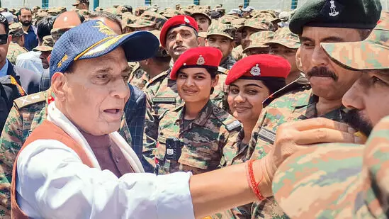 പാകിസ്താന് സാമ്പത്തിക സഹായം നല്കുന്ന ഐഎംഎഫിന്റെ നിലപാടിനെതിരേ രൂക്ഷവിമര്ശനവുമായി രാജ്നാഥ് സിങ് പാകിസ്താന് സാമ്പത്തിക സഹായം നല്കുന്ന ഐഎംഎഫിന്റെ നിലപാടിനെതിരേ രൂക്ഷവിമര്ശനവുമായി രാജ്നാഥ് സിങ്