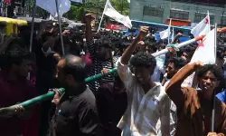 സംഘടന മാറി കൊടിമരം പിഴുത് എസ്എഫ്‌ഐക്കാര്‍