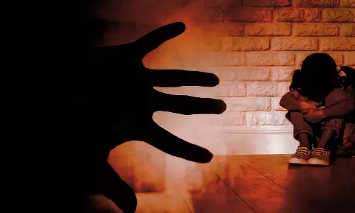 കഞ്ചാവ് കേസില് അറസ്റ്റ് ചെയ്ത പ്രതിയുടെ ഫോണില് പീഡനദൃശ്യം; പോക്സോ കുറ്റം ചുമത്തി കഞ്ചാവ് കേസില് അറസ്റ്റ് ചെയ്ത പ്രതിയുടെ ഫോണില് പീഡനദൃശ്യം; പോക്സോ കുറ്റം ചുമത്തി