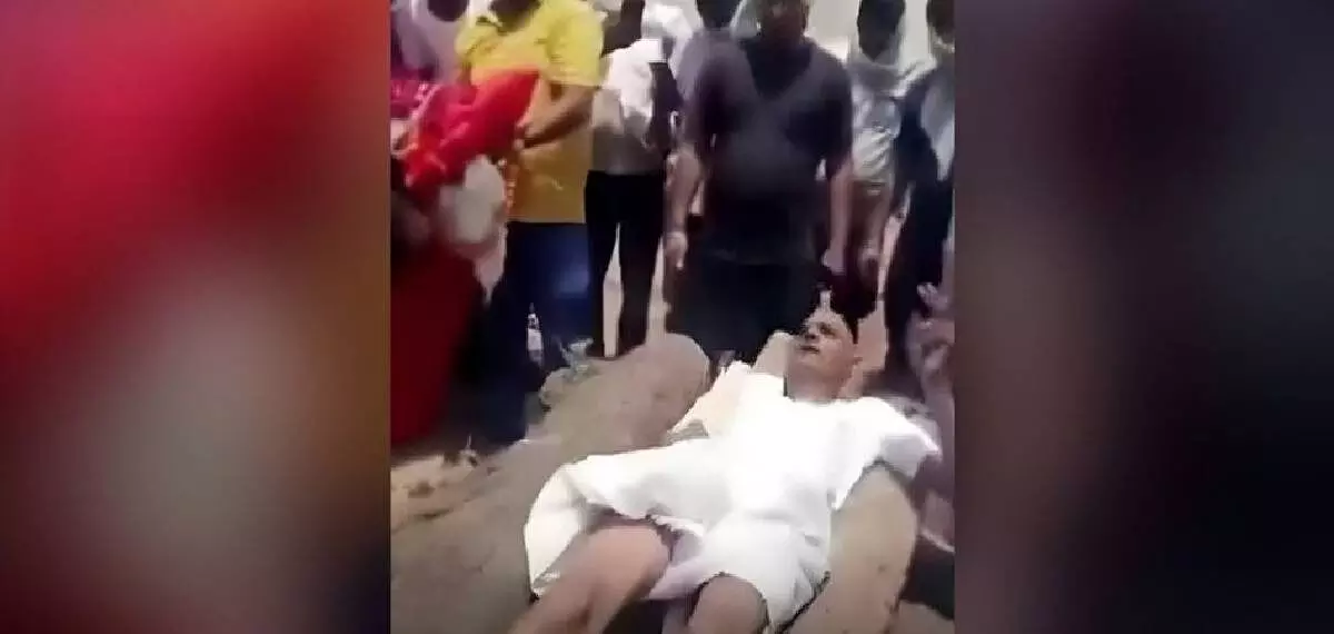 മരിച്ച മാതാവിന്റെ ആഭരണങ്ങള്‍ തനിക്കുവേണം; ചിതയില്‍ കിടന്ന് പ്രതിഷേധിച്ച് ഇളയമകന്‍(വിഡിയോ)