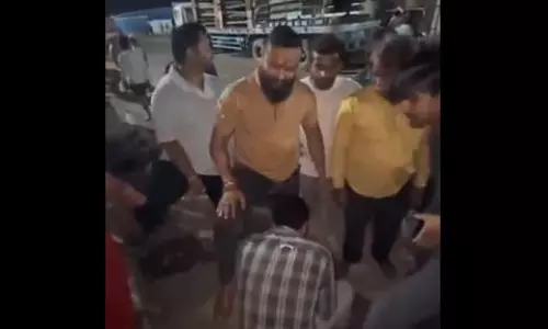 പാകിസ്താന് അനുകൂല മുദ്രാവാക്യം വിളിച്ചെന്ന് ആരോപിച്ച് യുവാവിനെ മര്ദ്ദിച്ചു പാകിസ്താന് അനുകൂല മുദ്രാവാക്യം വിളിച്ചെന്ന് ആരോപിച്ച് യുവാവിനെ മര്ദ്ദിച്ചു