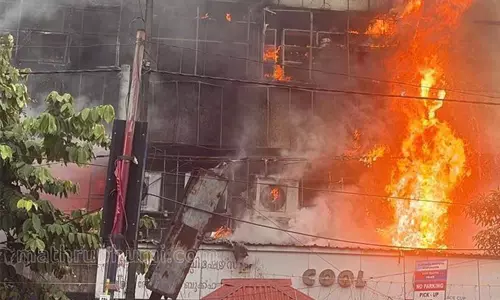 കോഴിക്കോട് പുതിയ സ്റ്റാന്ഡില് വന് തീപിടിത്തം കോഴിക്കോട് പുതിയ സ്റ്റാന്ഡില് വന് തീപിടിത്തം