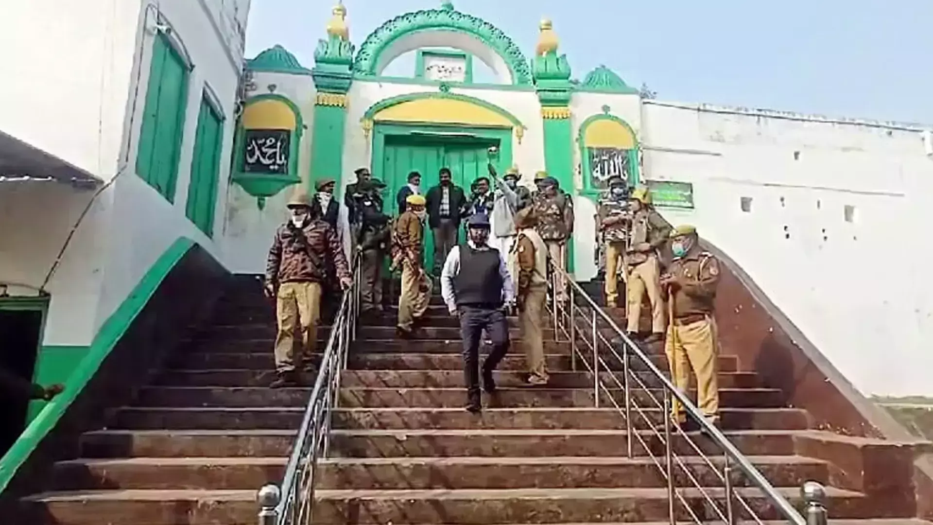 സംഭല് മസ്ജിദ് സംരക്ഷിത സ്മാരകം; പ്രവേശനം മാത്രമാണ് ഹിന്ദുകക്ഷികള് ആവശ്യപ്പെടുന്നത്, മതപരമായ സ്വഭാവം മാറുന്നില്ല-അലഹബാദ് ഹൈക്കോടതി സംഭല് മസ്ജിദ് സംരക്ഷിത സ്മാരകം; പ്രവേശനം മാത്രമാണ് ഹിന്ദുകക്ഷികള് ആവശ്യപ്പെടുന്നത്, മതപരമായ സ്വഭാവം മാറുന്നില്ല-അലഹബാദ് ഹൈക്കോടതി