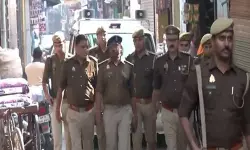 സംഭലില് ഫ്ളാഗ് മാര്ച്ച് നടത്തി പോലിസ് സംഭലില് ഫ്ളാഗ് മാര്ച്ച് നടത്തി പോലിസ്