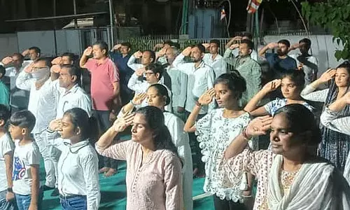 സൂറത്തില് 80 ദലിത് കുടുംബങ്ങള് ബുദ്ധമതം സ്വീകരിച്ചു സൂറത്തില് 80 ദലിത് കുടുംബങ്ങള് ബുദ്ധമതം സ്വീകരിച്ചു