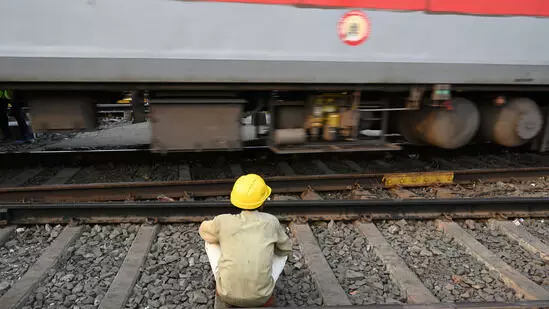 ട്രെയിന്‍ അട്ടിമറി ശ്രമം; ലോക്കോ പൈലറ്റിന്റെ അടിയന്തിര ഇടപെടലില്‍ ഒഴിവായത് വന്‍ ദുരന്തം