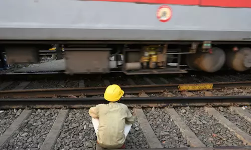 ട്രെയിന് അട്ടിമറി ശ്രമം; ലോക്കോ പൈലറ്റിന്റെ അടിയന്തിര ഇടപെടലില് ഒഴിവായത് വന് ദുരന്തം ട്രെയിന് അട്ടിമറി ശ്രമം; ലോക്കോ പൈലറ്റിന്റെ അടിയന്തിര ഇടപെടലില് ഒഴിവായത് വന് ദുരന്തം