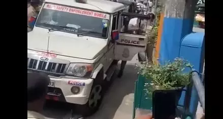 മലപ്പുറത്തെ അഭ്യാസം ഇവിടെ വേണ്ട: കാര് ഓടിക്കുമ്പോള് ഫോണില് സംസാരിച്ചെന്ന് ആരോപിച്ച് പിടിച്ച യുവാവിനോട് വയനാട് പോലിസ് (VIDEO) മലപ്പുറത്തെ അഭ്യാസം ഇവിടെ വേണ്ട: കാര് ഓടിക്കുമ്പോള് ഫോണില് സംസാരിച്ചെന്ന് ആരോപിച്ച് പിടിച്ച യുവാവിനോട് വയനാട് പോലിസ് (VIDEO)