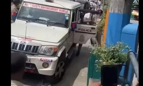 മലപ്പുറത്തെ അഭ്യാസം ഇവിടെ വേണ്ട: കാര്‍ ഓടിക്കുമ്പോള്‍ ഫോണില്‍ സംസാരിച്ചെന്ന് ആരോപിച്ച് പിടിച്ച യുവാവിനോട് വയനാട് പോലിസ് (VIDEO)