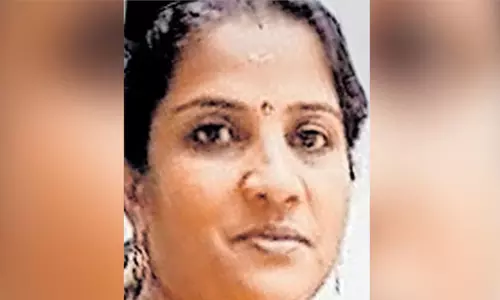 മീന്‍ കറി കഴിച്ച് ഛര്‍ദിച്ച് കുഴഞ്ഞുവീണ സ്ത്രീ മരിച്ചു; ഭര്‍ത്താവും മകനും ചികിത്സയില്‍