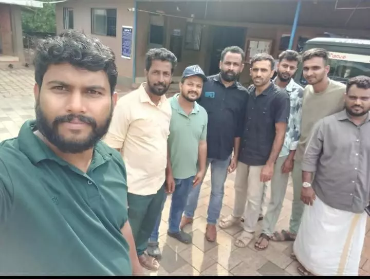 വില്ലേജ് ഓഫീസറുടെ വ്യാജ പരാതി; കസ്റ്റഡിയിലെടുത്ത എസ്ഡിപിഐ പ്രവര്ത്തകരെ വിട്ടയച്ചു വില്ലേജ് ഓഫീസറുടെ വ്യാജ പരാതി; കസ്റ്റഡിയിലെടുത്ത എസ്ഡിപിഐ പ്രവര്ത്തകരെ വിട്ടയച്ചു