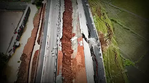 ദേശീയപാത തകര്ന്നതില് ഇടപെട്ട് ഹൈക്കോടതി; ഇടക്കാല റിപോര്ട്ട് നല്കാന് ദേശീയപാത അതോറിറ്റിക്ക് നിര്ദേശം ദേശീയപാത തകര്ന്നതില് ഇടപെട്ട് ഹൈക്കോടതി; ഇടക്കാല റിപോര്ട്ട് നല്കാന് ദേശീയപാത അതോറിറ്റിക്ക് നിര്ദേശം