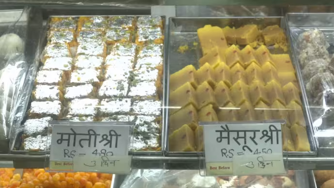 പാക് ഒഴിവാക്കി; മൈസൂര് പാക്കിന്റെ പേര് മാറ്റി ജയ്പൂരിലെ കടകള്; ഇനി മൈസൂര് ശ്രീ പാക് ഒഴിവാക്കി; മൈസൂര് പാക്കിന്റെ പേര് മാറ്റി ജയ്പൂരിലെ കടകള്; ഇനി മൈസൂര് ശ്രീ