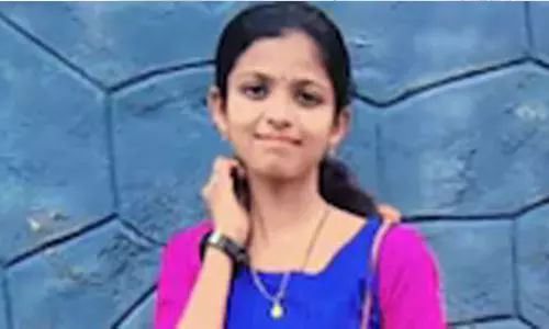 അമ്മയുടെയും മകളുടെയും മേല്‍ കാറിടിച്ചു; മകള്‍ മരിച്ചു