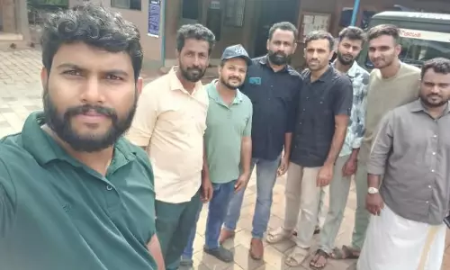 വില്ലേജ് ഓഫീസറുടെ വ്യാജ പരാതി; കസ്റ്റഡിയിലെടുത്ത എസ്ഡിപിഐ പ്രവര്ത്തകരെ വിട്ടയച്ചു വില്ലേജ് ഓഫീസറുടെ വ്യാജ പരാതി; കസ്റ്റഡിയിലെടുത്ത എസ്ഡിപിഐ പ്രവര്ത്തകരെ വിട്ടയച്ചു