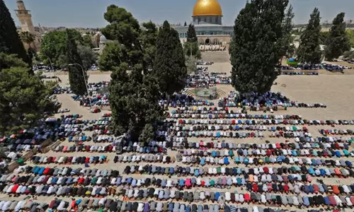ഇസ്രായേലി അതിക്രമങ്ങള്‍ക്കിടയിലും മസ്ജിദുല്‍ അഖ്‌സയിലെത്തി ഫലസ്തീനികള്‍