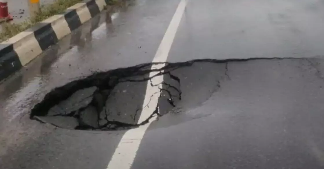 ആലത്തൂരില് അറ്റകുറ്റപ്പണിക്കിടെ ദേശീയപാത ഇടിഞ്ഞുതാണു; വാഹനങ്ങള് കടന്നുപോകുന്നിടത്ത് വിള്ളല് ആലത്തൂരില് അറ്റകുറ്റപ്പണിക്കിടെ ദേശീയപാത ഇടിഞ്ഞുതാണു; വാഹനങ്ങള് കടന്നുപോകുന്നിടത്ത് വിള്ളല്