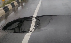 ആലത്തൂരില് അറ്റകുറ്റപ്പണിക്കിടെ ദേശീയപാത ഇടിഞ്ഞുതാണു; വാഹനങ്ങള് കടന്നുപോകുന്നിടത്ത് വിള്ളല് ആലത്തൂരില് അറ്റകുറ്റപ്പണിക്കിടെ ദേശീയപാത ഇടിഞ്ഞുതാണു; വാഹനങ്ങള് കടന്നുപോകുന്നിടത്ത് വിള്ളല്