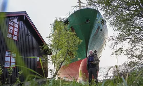 ഉറക്കമുണര്‍ന്നു നോക്കിയപ്പോള്‍ മുറ്റത്തൊരു കപ്പല്‍; അവിടെ കിടക്കട്ടെയെന്ന് വീട്ടുടമ (ചിത്രങ്ങള്‍)