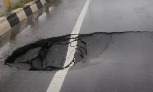 ആലത്തൂരില് അറ്റകുറ്റപ്പണിക്കിടെ ദേശീയപാത ഇടിഞ്ഞുതാണു; വാഹനങ്ങള് കടന്നുപോകുന്നിടത്ത് വിള്ളല് ആലത്തൂരില് അറ്റകുറ്റപ്പണിക്കിടെ ദേശീയപാത ഇടിഞ്ഞുതാണു; വാഹനങ്ങള് കടന്നുപോകുന്നിടത്ത് വിള്ളല്