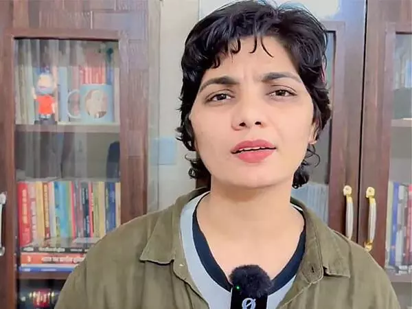 പ്രധാനമന്ത്രിയെ ഭീരുവെന്ന് ആക്ഷേപിച്ചു; ഗായിക നേഹ സിങിനെതിരെ കേസ്