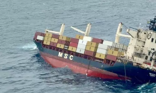 ചരക്കുകപ്പല്‍ മുങ്ങിയ സംഭവം; കടലില്‍ എണ്ണ പടരുന്നു; പാരിസ്ഥിതിക ആഘാതം കുറയ്ക്കാനുള്ള ശ്രമത്തിലെന്ന് കോസ്റ്റ്ഗാര്‍ഡ്