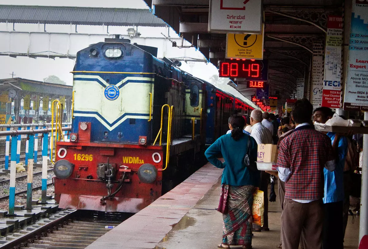 ട്രെയിനുകള് വൈകി ഓടികൊണ്ടിരിക്കുന്നു; വലഞ്ഞ് യാത്രക്കാര് ട്രെയിനുകള് വൈകി ഓടികൊണ്ടിരിക്കുന്നു; വലഞ്ഞ് യാത്രക്കാര്
