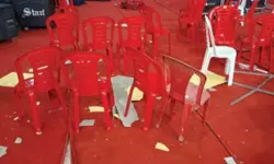 ചാനല് നൃത്തമത്സരത്തിനിടെ സീലിങ് പൊളിഞ്ഞുവീണ് നാല് പേര്ക്ക് പരിക്ക് ചാനല് നൃത്തമത്സരത്തിനിടെ സീലിങ് പൊളിഞ്ഞുവീണ് നാല് പേര്ക്ക് പരിക്ക്