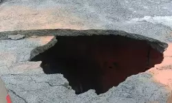 കാസര്കോട്ട് ദേശീയപാതയില് അപ്രോച്ച് റോഡില് വന് ഗര്ത്തം കാസര്കോട്ട് ദേശീയപാതയില് അപ്രോച്ച് റോഡില് വന് ഗര്ത്തം