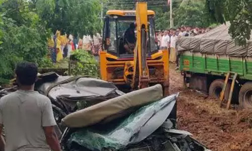 കോട്ടയ്ക്കലില്‍ നിയന്ത്രണംവിട്ട ലോറി വാഹനങ്ങളിലിടിച്ച് പാടത്തേക്ക് മറിഞ്ഞു