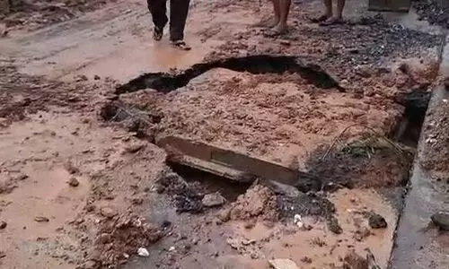 വടകരയില് അപ്രോച്ച് റോഡില് ഗര്ത്തം വടകരയില് അപ്രോച്ച് റോഡില് ഗര്ത്തം