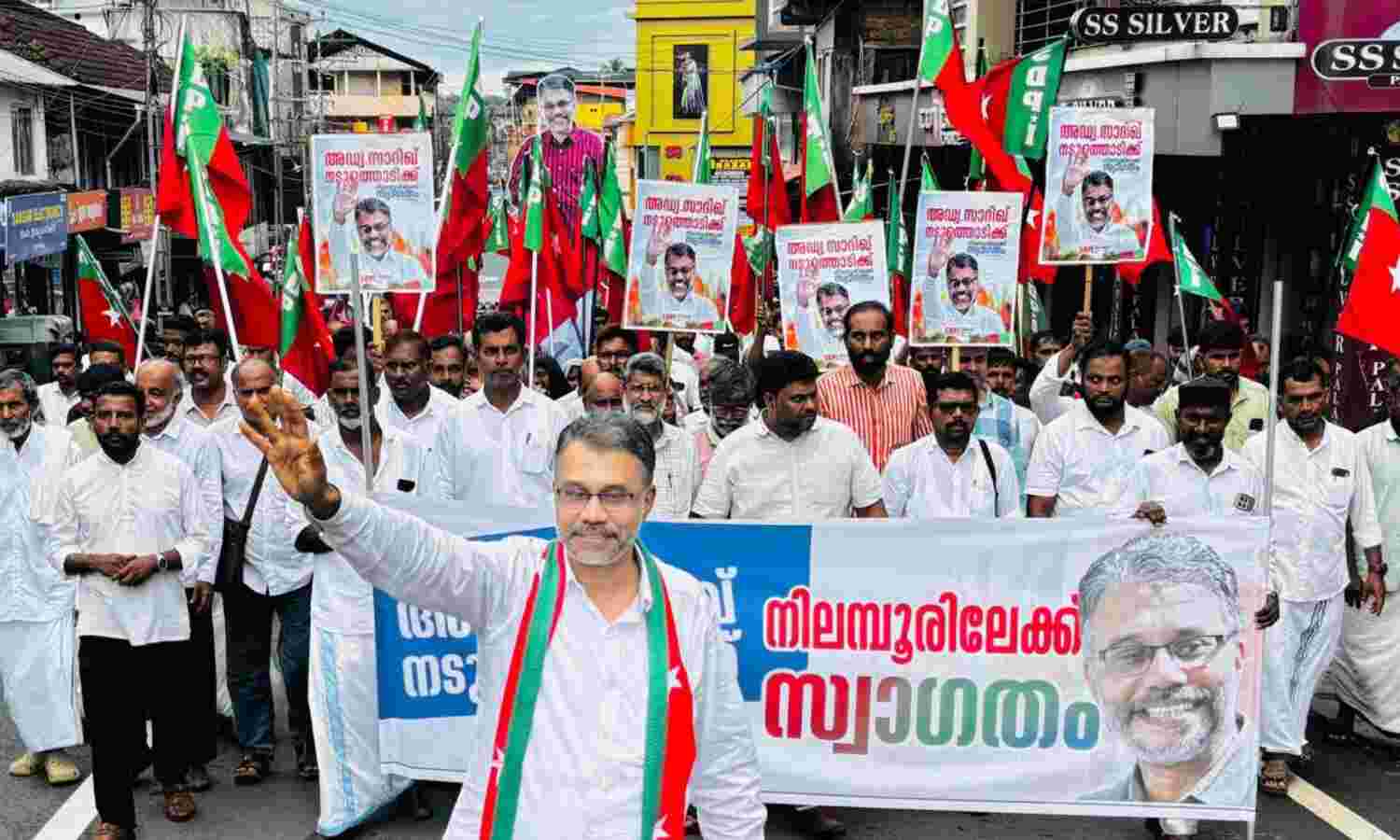 നിലമ്പൂരില് എസ്ഡിപിഐ സ്ഥാനാര്ഥി അഡ്വ. സാദിഖ് നടുത്തൊടിക്ക് സ്വീകരണം നിലമ്പൂരില് എസ്ഡിപിഐ സ്ഥാനാര്ഥി അഡ്വ. സാദിഖ് നടുത്തൊടിക്ക് സ്വീകരണം