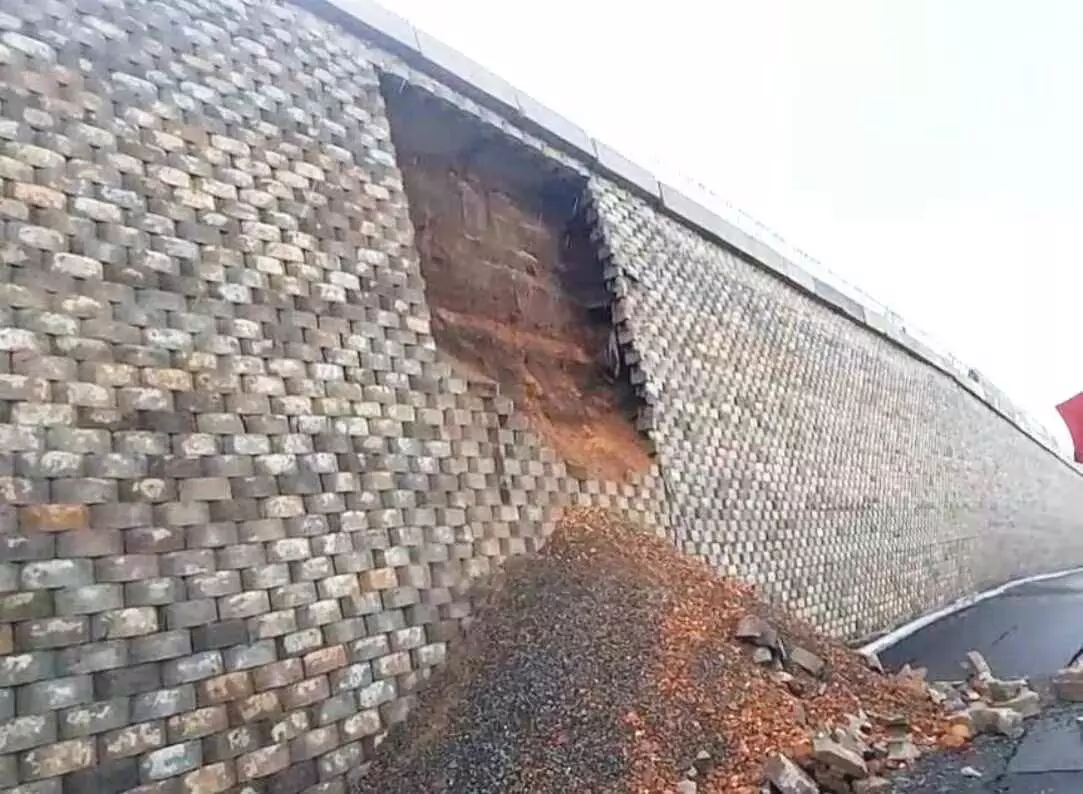 മലപ്പുറം കൂരിയാട് ദേശീയപാത വീണ്ടും തകര്ന്നു മലപ്പുറം കൂരിയാട് ദേശീയപാത വീണ്ടും തകര്ന്നു