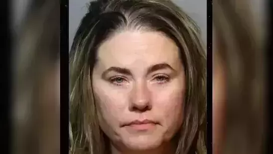 തടിച്ചിയെന്ന് വിളിച്ച ആണ്കുട്ടിയെ വിമാനത്തിനുള്ളിലിട്ട് തല്ലിച്ചതച്ച് യുവതി തടിച്ചിയെന്ന് വിളിച്ച ആണ്കുട്ടിയെ വിമാനത്തിനുള്ളിലിട്ട് തല്ലിച്ചതച്ച് യുവതി