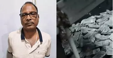 റെയ്ഡില് നിന്ന് രക്ഷപ്പെടാന് ജനലിലൂടെ എറിഞ്ഞത് 500ന്റെ കെട്ടുകള്; പിടിച്ചെടുത്തത് രണ്ട് കോടി; ഒഡീശയില് ചീഫ് എന്ജിനീയര് അറസ്റ്റില് റെയ്ഡില് നിന്ന് രക്ഷപ്പെടാന് ജനലിലൂടെ എറിഞ്ഞത് 500ന്റെ കെട്ടുകള്; പിടിച്ചെടുത്തത് രണ്ട് കോടി; ഒഡീശയില് ചീഫ് എന്ജിനീയര് അറസ്റ്റില്