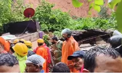 മംഗളൂരുവില് മണ്ണിടിഞ്ഞ് വീണു; തകര്ന്ന വീടിനുള്ളില് കുടുങ്ങിയ രണ്ട് കുഞ്ഞുങ്ങള് മരിച്ചു; മാതാവ് അബോധാവസ്ഥയില് മംഗളൂരുവില് മണ്ണിടിഞ്ഞ് വീണു; തകര്ന്ന വീടിനുള്ളില് കുടുങ്ങിയ രണ്ട് കുഞ്ഞുങ്ങള് മരിച്ചു; മാതാവ് അബോധാവസ്ഥയില്