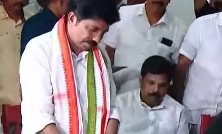 നിലമ്പൂര്‍ ഉപതിരഞ്ഞെടുപ്പ്; യുഡിഎഫ് സ്ഥാനാര്‍ഥി ആര്യാടന്‍ ഷൗക്കത്ത് നാമനിര്‍ദേശ പത്രിക സമര്‍പ്പിച്ചു