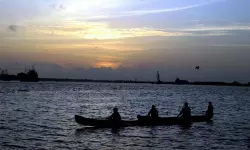 നാവിക ഉദ്യോഗസ്ഥനെ കൊച്ചി കായലില് കാണാതായി നാവിക ഉദ്യോഗസ്ഥനെ കൊച്ചി കായലില് കാണാതായി