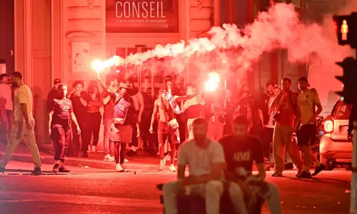 പിഎസ്ജിയുടെ ചാംപ്യന്‍സ് ലീഗ് നേട്ടം; പരേഡ് അക്രമാസ്‌ക്തം; രണ്ട് മരണം; ഫ്രാന്‍സില്‍ പരക്കെ ആക്രമണം; നിരവധി പേര്‍ക്ക് പരിക്ക്