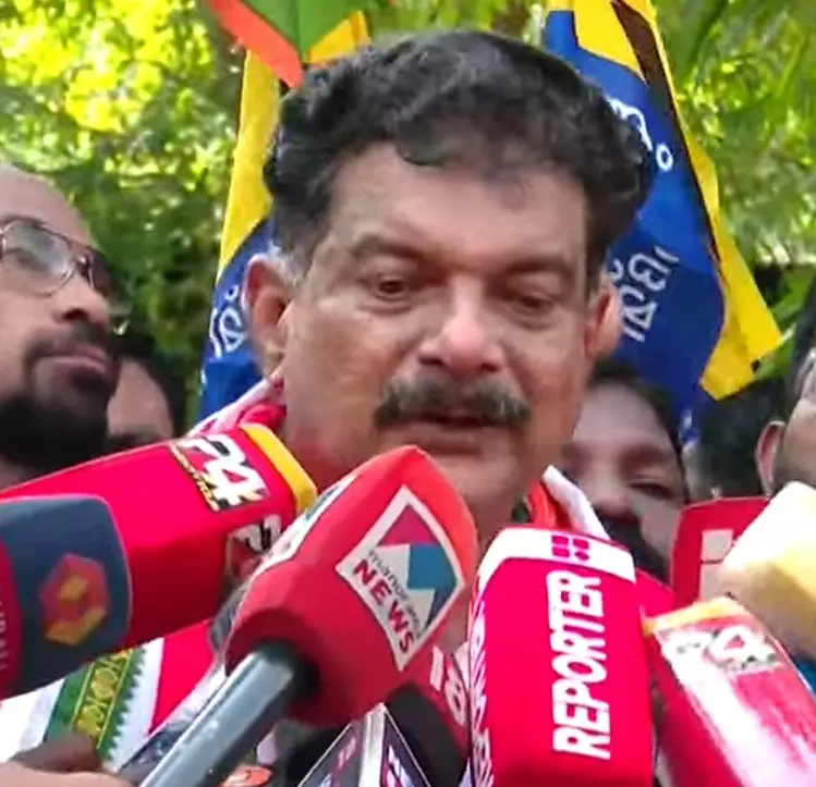 നിലമ്പൂര്‍ ഉപതിരഞ്ഞെടുപ്പ്: പി വി അന്‍വര്‍ നാമനിര്‍ദേശപത്രിക സമര്‍പ്പിച്ചു