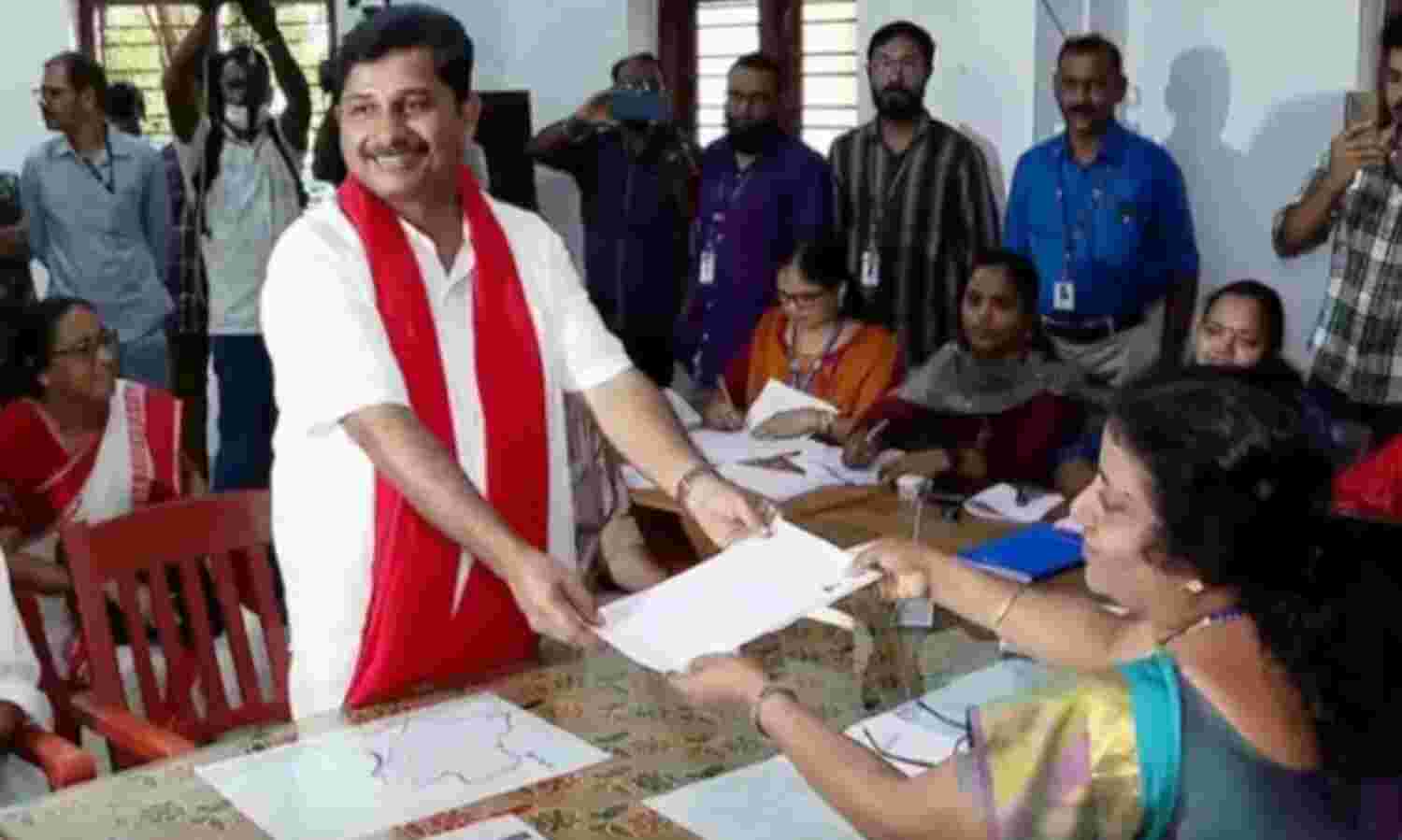 എല്ഡിഎഫ് സ്ഥാനാര്ഥി എം സ്വരാജ് നാമനിര്ദേശപത്രിക സമര്പ്പിച്ചു എല്ഡിഎഫ് സ്ഥാനാര്ഥി എം സ്വരാജ് നാമനിര്ദേശപത്രിക സമര്പ്പിച്ചു
