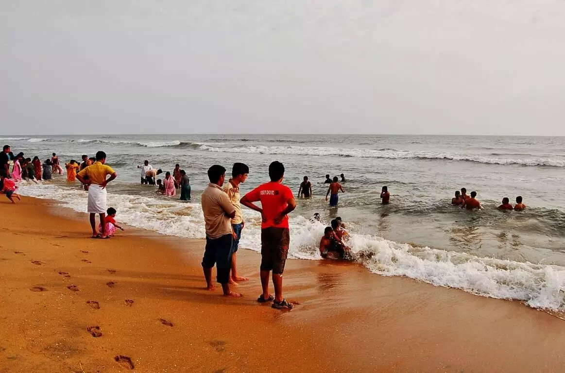 ഞാറയ്ക്കല് ബീച്ചില് കുളിക്കാനിറങ്ങിയ വിദേശ പൗരന്മാരെ കണ്ടെത്താനായില്ല; തിരച്ചില് ഊര്ജ്ജിതം ഞാറയ്ക്കല് ബീച്ചില് കുളിക്കാനിറങ്ങിയ വിദേശ പൗരന്മാരെ കണ്ടെത്താനായില്ല; തിരച്ചില് ഊര്ജ്ജിതം