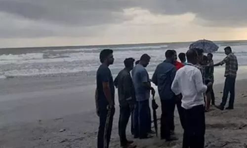 കടലില് നീന്തുന്നതിനിടെ തിരയില്പ്പെട്ട രണ്ടു യുവാക്കളെ കാണാതായി; തിരച്ചില് തുടരുന്നു കടലില് നീന്തുന്നതിനിടെ തിരയില്പ്പെട്ട രണ്ടു യുവാക്കളെ കാണാതായി; തിരച്ചില് തുടരുന്നു