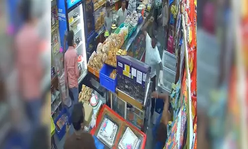 സ്വത്ത് തര്‍ക്കം; കര്‍ണാടകയില്‍ ഏഴ് പേര്‍ ചേര്‍ന്ന് യുവാവിനെ ബേക്കറിയില്‍ കയറി വെട്ടിക്കൊന്നു