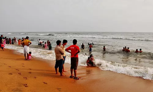 എറണാകുളം ഞാറയ്ക്കല്‍ ബീച്ചില്‍ കുളിക്കാനിറങ്ങിയ വിദേശ പൗരന്‍മാരെ കാണാതായി