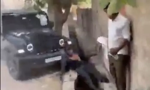 ഇന്സ്റ്റഗ്രാം പോസ്റ്റുകളെ ചൊല്ലി തര്ക്കം; നോയ്ഡയില് യുവാവിനെ ഥാര് കയറ്റി കൊല്ലാന് ശ്രമം (വീഡിയോ-2) ഇന്സ്റ്റഗ്രാം പോസ്റ്റുകളെ ചൊല്ലി തര്ക്കം; നോയ്ഡയില് യുവാവിനെ ഥാര് കയറ്റി കൊല്ലാന് ശ്രമം (വീഡിയോ-2)