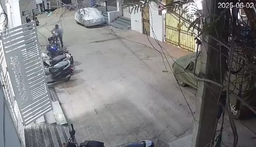 ഹൈദരാബാദിലെ മുസ്ലിം പള്ളികളില് മോഷണം (വീഡിയോ) ഹൈദരാബാദിലെ മുസ്ലിം പള്ളികളില് മോഷണം (വീഡിയോ)