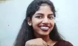 പൊള്ളാച്ചിയില് മലയാളി വിദ്യാര്ഥിനിയെ വീടിനുള്ളില് കയറി കുത്തിക്കൊന്നു പൊള്ളാച്ചിയില് മലയാളി വിദ്യാര്ഥിനിയെ വീടിനുള്ളില് കയറി കുത്തിക്കൊന്നു